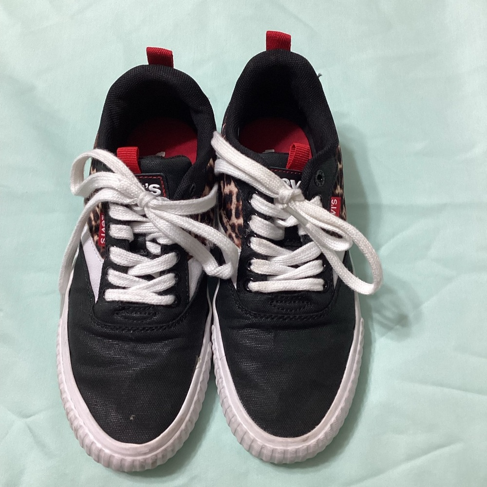 Levi’s Ladies Sneaker Tennis Shoes Size 6
